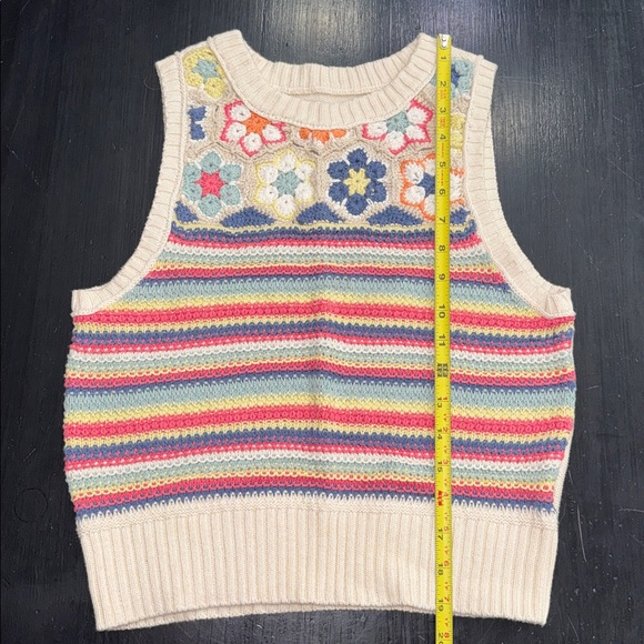 american eagle sweater vest. size xs. multi colored. excellent used condition. - Picture 6 of 7